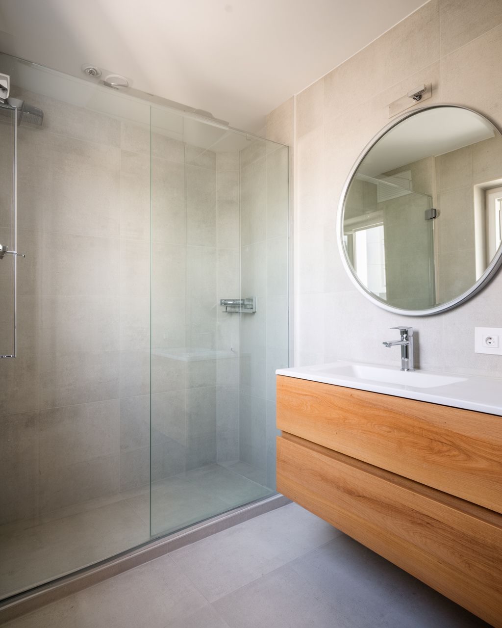 Baño reformado con ducha de obra y mampara de cristal